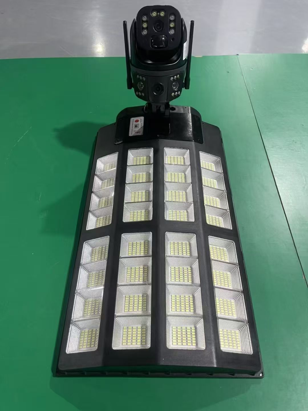 Lampadaire solaire tout-en-un avec caméra